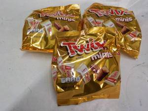 lot 239 image: 3 ct 9.70 oz bags Twix Minis...