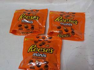 lot 274 image: 3 ct 7.6 oz bags Reeses Minis...