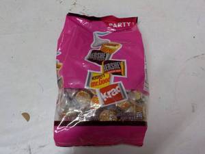 lot 295 image: 2 lb. 3 oz bag Party Miniature Cand...