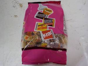 lot 304 image: 35 oz bag Party Miniature Candy...