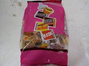 lot 305 image: 35 oz bag Party Miniature Candy...