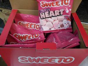lot 315 image: Box of 12 ct bags Sweeto Lovely Hea...