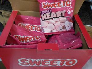 lot 318 image: Box of 12 ct bags Sweeto Lovely Hea...