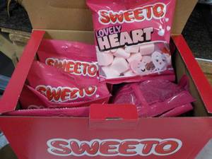 lot 319 image: Box of 12 ct bags Sweeto Lovely Hea...