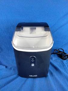 lot 166 image: NewAir Countertop Nugget Ice Maker - Matte Black