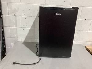 lot 482 image: Galanz 2.5 Cu ft One Door Fridge