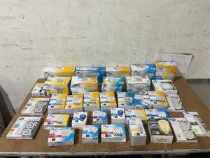 lot 237 image: LOT OF Light Bulbs