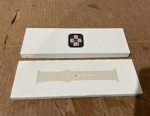 lot 62 image: Apple Watch SE (2nd Gen) GPS 40mm Smartwatch with Starlight Aluminum Case