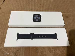 lot 66 image: Apple Watch SE (2nd Gen) GPS 40mm Smartwatch with Midnight Aluminum Case