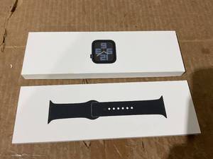 lot 69 image: Apple Watch SE (2nd Gen) GPS 40mm Smartwatch with Midnight Aluminum Case