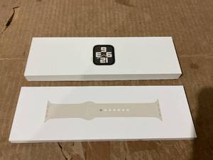 lot 70 image: Apple Watch SE (2nd Gen) GPS 40mm Smartwatch with Starlight Aluminum Case