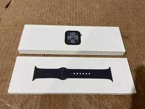 lot 75 image: Apple Watch SE (2nd Gen) GPS 40mm Smartwatch with Midnight Aluminum Case