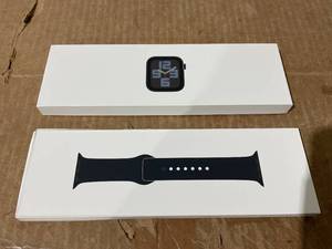 lot 76 image: Apple Watch SE (2nd Gen) GPS 40mm Smartwatch with Midnight Aluminum Case