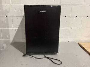 lot 481 image: Galanz 2.5 Cu ft One Door Fridge