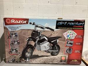 lot 727 image: Razor Dirt Rocket MX350 - Up to 14 mph, 24V Electric-Powered Dirt Bike for Kids 13