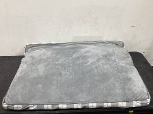 lot 711 image: Vibrant Life Large Holiday Gusseted Mat Dog Bed
