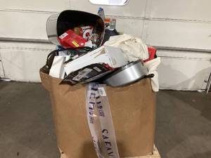 lot 902 image: Wholesale Pallet of Assorted Miscellaneous Items