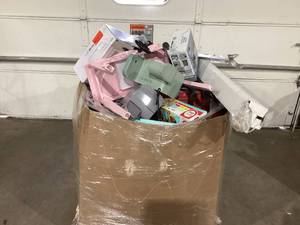 lot 906 image: Wholesale Pallet of Assorted Miscellaneous Items