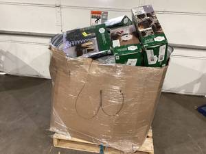 lot 916 image: Wholesale Pallet of Assorted Miscellaneous Items