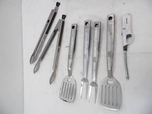 lot 89 image: Grilling tools