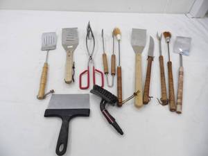 lot 90 image: Grilling tools