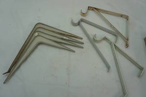 lot 18 image: Shelf brackets