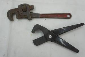 lot 44 image: Pipe wrench