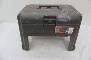 lot 77 image: Rubbermaid tool step