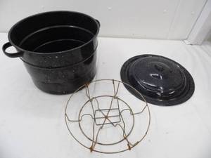 lot 183 image: Enamel canner