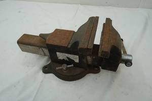 lot 252 image: Bench vise