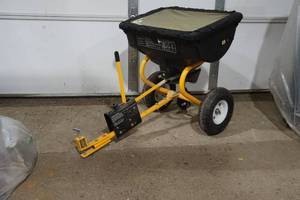 lot 286 image: Yard work fertilizer spreader