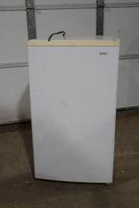 lot 291 image: Kenmore refrigerator