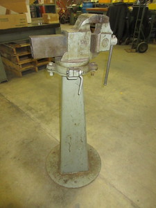 lot 105 image: PRENTISS BULLDOG VISE ON A STAND
