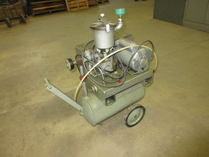 lot 114 image: LEIMAN PORTABLE VACUUM PUMP