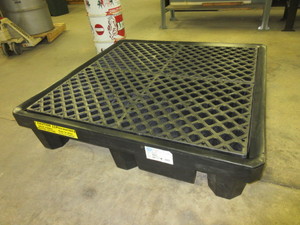 lot 126 image: PIG 4 DRUM POLY SPILL CONTAINMENT PALLET