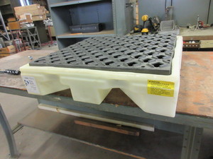lot 127 image: PIG 1 DRUM POLY SPILL CONTAINMENT PALLET