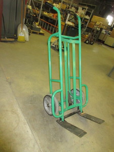 lot 130 image: VALLEY CRAFT PALLET DOLLY
