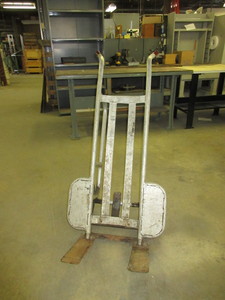 lot 131 image: VALLEY CRAFT PALLET DOLLY