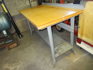 lot 348 image: SHOP TOP METAL WORK BENCH WITH WOODEN TOP