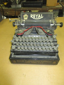 lot 619 image: VINTAGE ROYAL STANDARD 5 TYPEWRITER