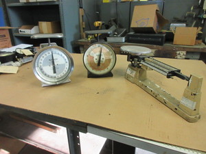 lot 628 image: VINTAGE BALANCE BEAN,POSTAGE AND UTILITY SCALES