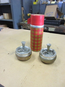 lot 629 image: VINTAGE SPINNING TOP ASH TRAYS AND A THERMOS