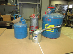 lot 725 image: OIL CANS AND SAFETY CANS
