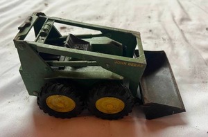 lot 11 image: John Deere Vintage Metal Die Cast Truck Toy