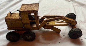 lot 13 image: Tonka Road Grader Vintage Die Cast Toy Truck