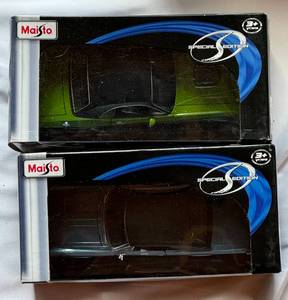 lot 62 image: (2) Maisto Special Edition Die Cast Model Cars - 125 1970 Dodge Challenger RT Coupe and 126 1965 Buick Riviera Gran Sport