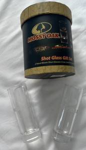 lot 78 image: Shot Glass Gift Set Mossy Oak