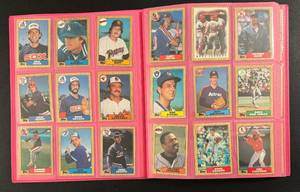 lot 33 image: 359 Card Binder - 1987 Baseball Cards - Topps