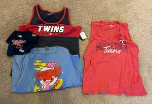 lot 44E image: (3) Minnesota Twins Baseball Tanktop  T-Shirt Size XL and Pet Shirt