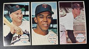 lot 177C image: 3 Minnesota Twins 1964 Topps Giants - Harmon Killebrew, Tony Oliva, and Camilo Pascual Vintage Baseball Cards